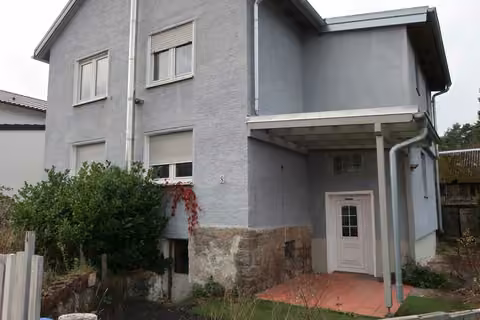 Zwangsversteigerung Einfamilienhaus in Parkstein – Detailansicht des Hauseingangsbereichs.