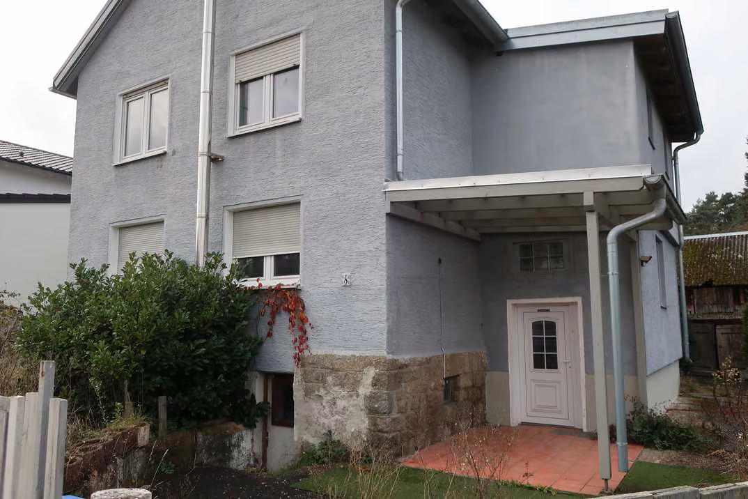 Zwangsversteigerung Einfamilienhaus in Parkstein – Detailansicht des Hauseingangsbereichs.