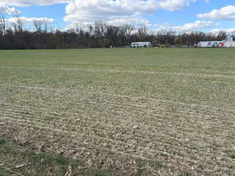 Zwangsversteigerung Landwirtschaft in Neuburg an der Donau – Ansicht des Flurstücks 4500 mit Blick Richtung Nordwesten.