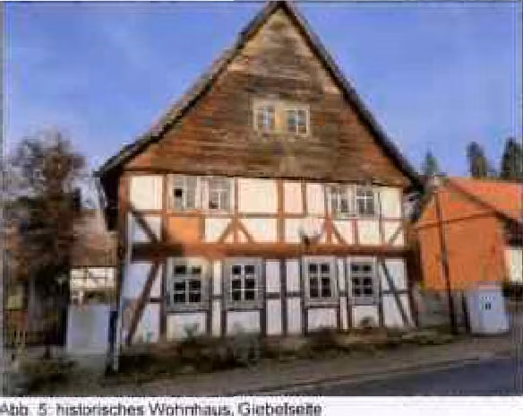 Zwangsversteigerung Einfamilienhaus in Bad Sooden-Allendorf, Orferode – Giebelseite des historischen Fachwerkwohnhauses.