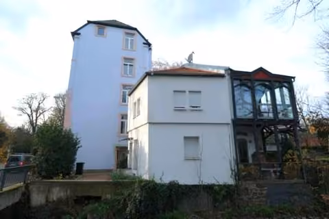 Zwangsversteigerung Eigentumswohnung in Frankfurt am Main, Rödelheim – Ostfassade zur Nidda mit sichtbarer Unterspülung der Stützwand.