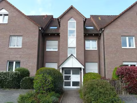 Zwangsversteigerung Eigentumswohnung in Bad Sassendorf – Außenansicht des mittleren Gebäudeabschnitts Haus 8 b von Osten.