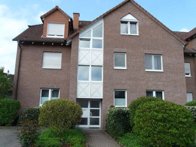 Zwangsversteigerung Eigentumswohnung in Bad Sassendorf – Teilansicht der Wohnanlage von Osten (Haus 10).