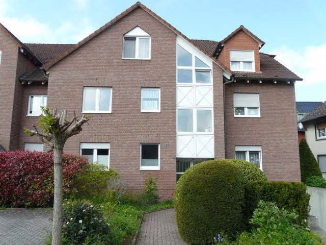 Zwangsversteigerung Eigentumswohnung in Bad Sassendorf – Teilansicht der Wohnanlage von Osten (Haus 8 a).