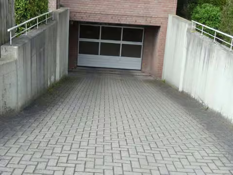 Zwangsversteigerung Eigentumswohnung in Bad Sassendorf – Zufahrt zur Tiefgarage von Osten.