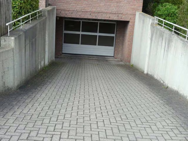 Zwangsversteigerung Eigentumswohnung in Bad Sassendorf – Zufahrt zur Tiefgarage von Osten.