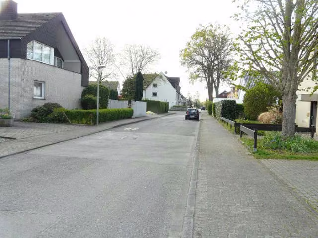 Zwangsversteigerung Eigentumswohnung in Bad Sassendorf – Straßenansicht und Wohnumgebung im Rennweg in Richtung Süden.