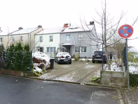 Zwangsversteigerung Reihenhaus in Werl – Vorderansicht (Westseite) des Einfamilien-Reihenendhauses.