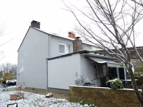 Zwangsversteigerung Reihenhaus in Werl – Südansicht des Wohnhauses mit Giebelseite und Anbau.