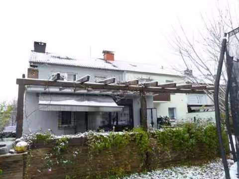 Zwangsversteigerung Reihenhaus in Werl – Rückwärtige Ostansicht des Wohnhauses mit Gartenbereich.