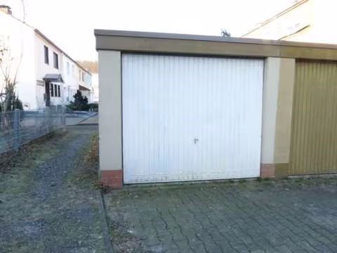 Zwangsversteigerung Reihenhaus in Werl – Ostansicht der zugehörigen Reihenendgarage.