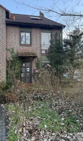 Zwangsversteigerung Reihenhaus in Essen, Horst – Außenansicht der Straßenseite des Reihenendhauses.