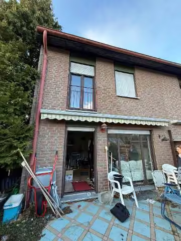 Zwangsversteigerung Reihenhaus in Essen, Horst – Rückseitige Fassadenansicht mit Terrasse und Gartenzugang.