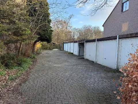 Zwangsversteigerung Reihenhaus in Essen, Horst – Garagenhof mit Zuwegung auf dem Gemeinschaftsgrundstück.