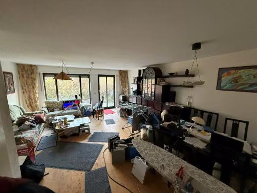 Zwangsversteigerung Reihenhaus in Essen, Horst – Innenansicht des Wohnbereichs im Erdgeschoss.