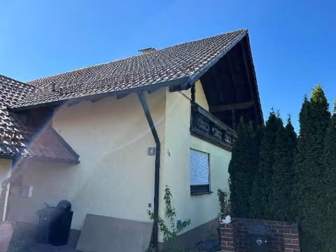 Zwangsversteigerung Einfamilienhaus in Schierling – Nordwestansicht des Einfamilienhauses mit Giebel und Eingangsbereich.
