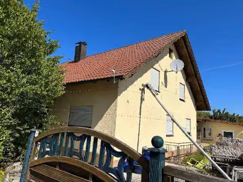 Zwangsversteigerung Einfamilienhaus in Schierling – Südostansicht des Wohnhauses mit Gartenbereich.
