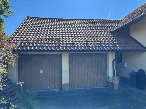 Zwangsversteigerung Einfamilienhaus in Schierling – Massive Doppelgarage mit zwei Schwingtoren und Vorplatz.