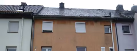 Zwangsversteigerung Reihenhaus in Teuschnitz – West-Ansicht der Gebäuderückseite mit Gartenbereich.
