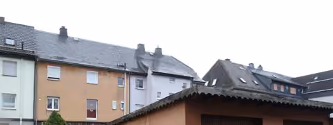 Zwangsversteigerung Reihenhaus in Teuschnitz – Nord-Ost-Ansicht des freistehenden Garagengebäudes mit zwei Toren.