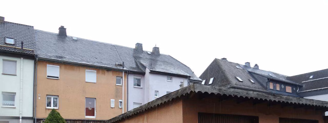 Zwangsversteigerung Reihenhaus in Teuschnitz – Nord-Ost-Ansicht des freistehenden Garagengebäudes mit zwei Toren.