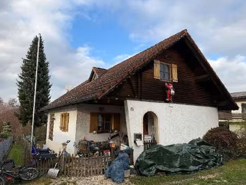 Zwangsversteigerung Einfamilienhaus in Barbing, Sarching – Südansicht des intakten Einfamilienhauses 12a mit Gartenbereich.
