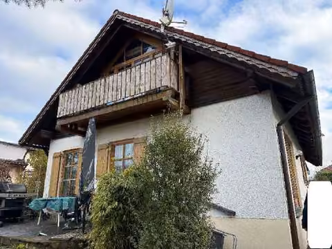 Zwangsversteigerung Einfamilienhaus in Barbing, Sarching – Westansicht Haus 12a mit Giebelfassade und Holzbalkon.