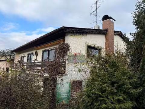 Zwangsversteigerung Einfamilienhaus in Barbing, Sarching – Südansicht des Einfamilienhauses mit Balkon und Hanglage