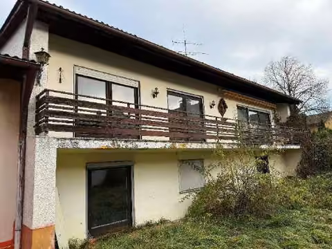 Zwangsversteigerung Einfamilienhaus in Barbing, Sarching – Westansicht des Gebäudes mit Balkonbereich