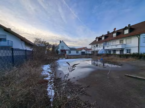 Zwangsversteigerung Grundstück in Moosinning, Eichenried – Grundstücksteilfläche A mit betonierter Bodenplatte des begonnenen Einfamilienhauses