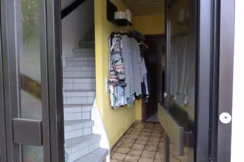 Zwangsversteigerung Einfamilienhaus in Langenzenn – Blick in den Windfang und den Treppenaufgang zum Dachgeschoss.