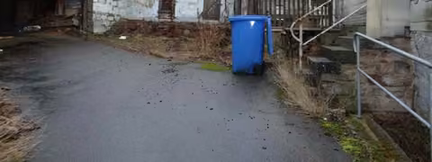 Zwangsversteigerung Einfamilienhaus in Geroda, Platz – Blick auf das Wohngebäude von Südwesten mit Hofzufahrt.
