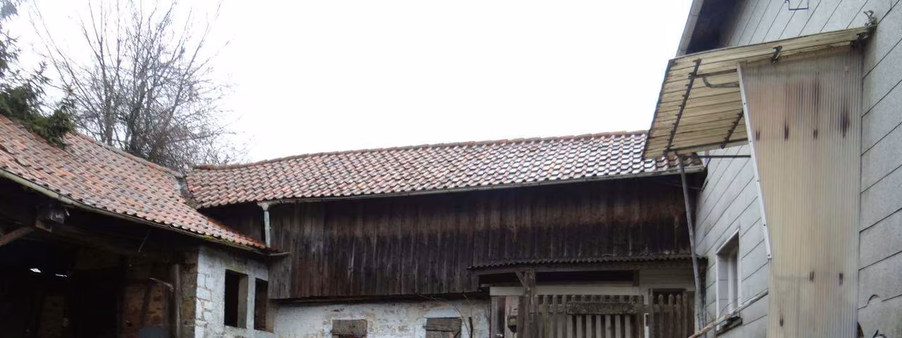 Zwangsversteigerung Einfamilienhaus in Geroda, Platz – Südwestansicht des Stall- und Lagergebäudes im Hofbereich.