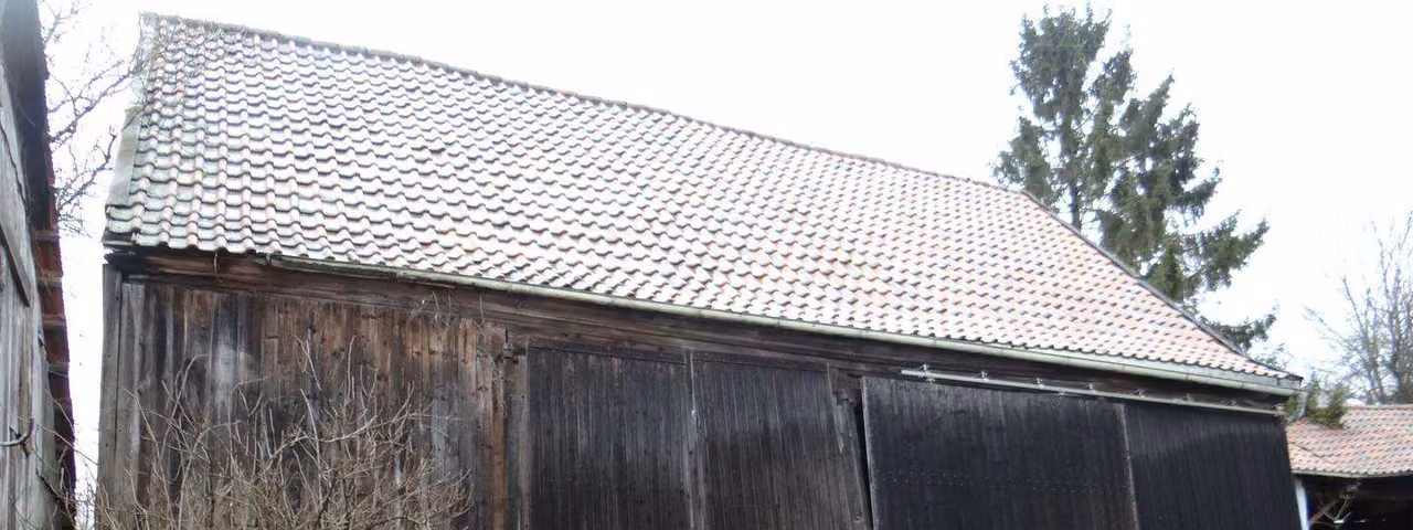 Zwangsversteigerung Einfamilienhaus in Geroda, Platz – Südostansicht des Scheunengebäudes mit Holztoren.