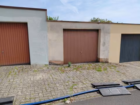 Zwangsversteigerung Stellplatz/Garage in Gochsheim, Weyer – Schrägansicht der Garage von Südwesten.