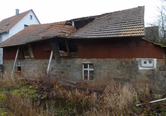 Zwangsversteigerung Einfamilienhaus in Bastheim, Reyersbach – Eingestürztes Dach der ehemaligen Stallung auf der Nordseite.