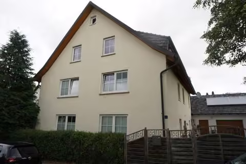 Zwangsversteigerung Einfamilienhaus in Rödental, Einberg – Blick von Süden auf das Wohngrundstück