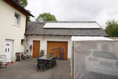 Zwangsversteigerung Einfamilienhaus in Rödental, Einberg – Nebengebäude mit Garagen und Hofbereich