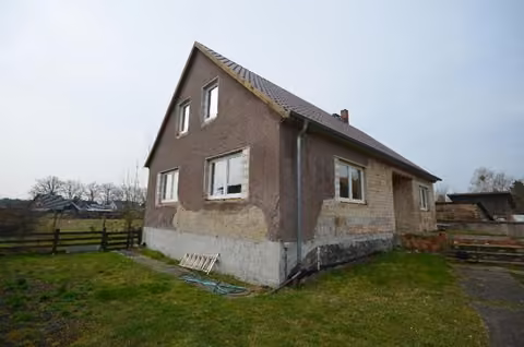Zwangsversteigerung Einfamilienhaus in Dreetz – Straßenansicht des freistehenden Einfamilienhauses.