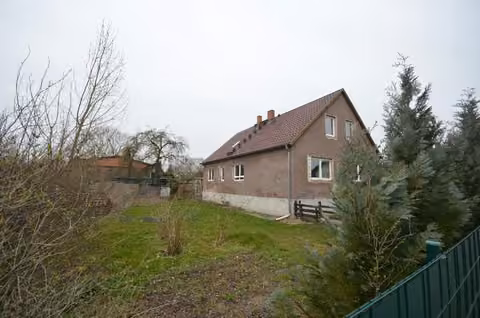 Zwangsversteigerung Einfamilienhaus in Dreetz – Außenansicht des Hauses mit Grundstück und Zuwegung von der Straße.