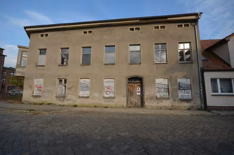 Zwangsversteigerung Wohn-/Geschäftshaus in Pritzwalk – Straßenansicht des Wohn- und Geschäftshauses Meyenburger Straße 21.