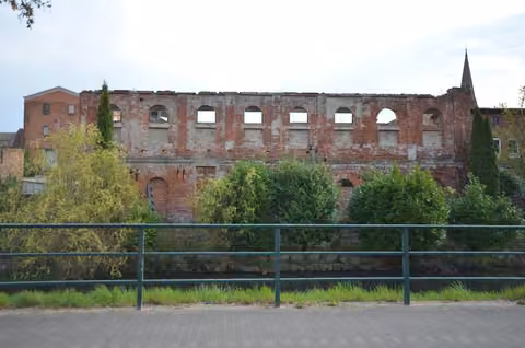 Zwangsversteigerung Wohn-/Geschäftshaus in Pritzwalk – Teilweise eingestürzte Ruine des ehemaligen Produktions- oder Lagergebäudes.