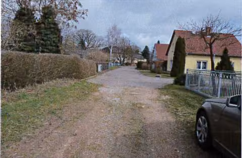 Zwangsversteigerung Grundstück in Kyritz – Ansicht der ungenutzten Grundstücksfläche mit Wildwuchs und Bewuchs.