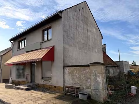 Zwangsversteigerung Gewerbe in Retzow – Seitliche Straßenansicht des Geschäftshauses.