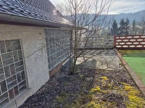 Zwangsversteigerung Einfamilienhaus in Breidenbach, Oberdieten – Terrassenbereich des Wohngebäudes.