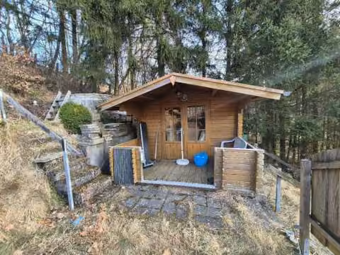 Zwangsversteigerung Einfamilienhaus in Breidenbach, Oberdieten – Freistehendes Holz-Gartenhaus im oberen Gartenbereich.