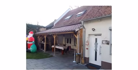 Zwangsversteigerung in Frankfurt am Main, Bonames – Hinterhaus mit überdachter Pergola und Eingangsbereich.