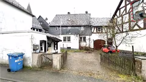 Zwangsversteigerung Wohn-/Geschäftshaus in Eschenburg, Simmersbach – Gesamtansicht des Bewertungsobjekts mit Wohnhaus und Scheune vom Hof.