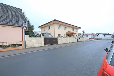 Zwangsversteigerung Zweifamilienhaus in Karben, Rendel – Vorderansicht des Zweifamilienhauses von der Straßenseite.