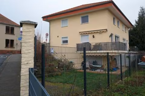 Zwangsversteigerung Zweifamilienhaus in Karben, Rendel – Westfassade des Zweifamilienhauses.